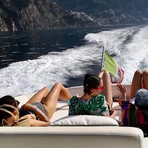 Domenica è “Boat Party”: un happy hour all’insegna della musica e della magia di Positano vista dal mare