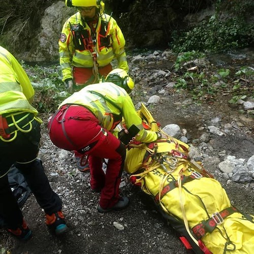 Donna cade nella Valle delle Ferriere, trasferita in elicottero al “Ruggi” di Salerno