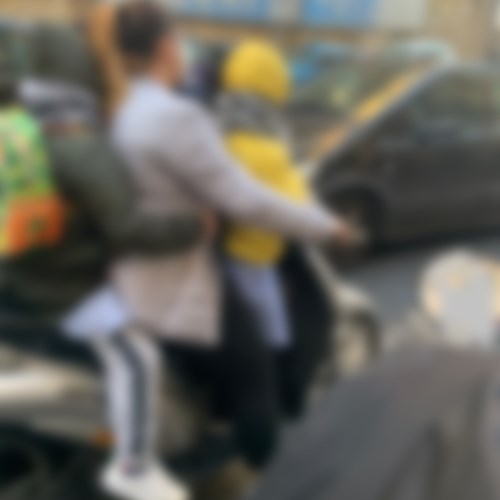 Donna con due bambini sullo scooter: tutti senza casco