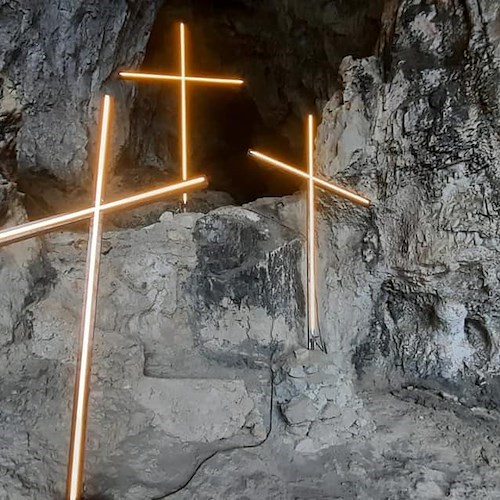 Dopo 70 anni ad Atrani si riaccendono le croci nella grotta di Masaniello in onore della Patrona