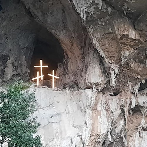 Dopo 70 anni ad Atrani si riaccendono le croci nella grotta di Masaniello in onore della Patrona