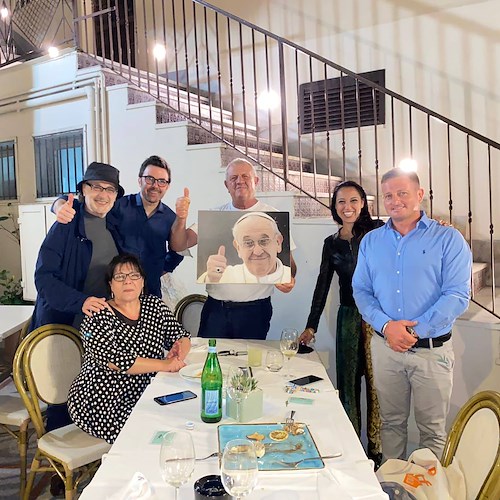Dopo il successo di “Avvenne a Napoli” Eduardo De Crescenzo si rilassa in Costa d'Amalfi: per lui cena al "Pesce d'Oro" 