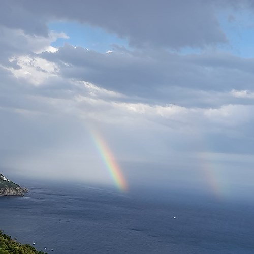 Dopo l'acquazzone, doppio arcobaleno a Positano /foto