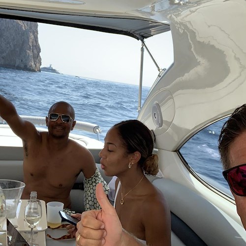 Dopo la tappa a Monte Carlo, l’imprenditore e filantropo bahamiano Sebastian Bastian si rilassa tra Capri e Positano 
