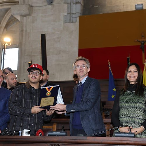 Dopo Sanremo Geolier torna nella "sua" Napoli, il giovane rapper premiato a Castel Nuovo: «Sono un prodotto della città»<br />&copy; Comune di Napoli
