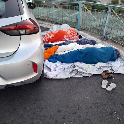 Dormono sull'asfalto di una piazzola di sosta dell'Amalfitana. Accade a Positano: la foto diventa virale