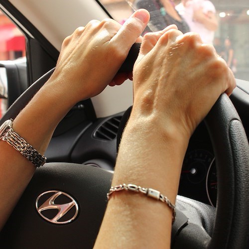 Donna al volante<br />&copy; RicharRiveiro su Pixabay