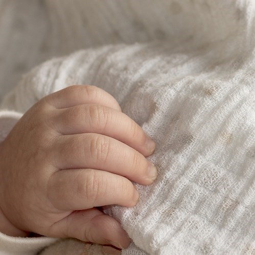 Mano bambino<br />&copy; Myriams-Fotos su Pixabay