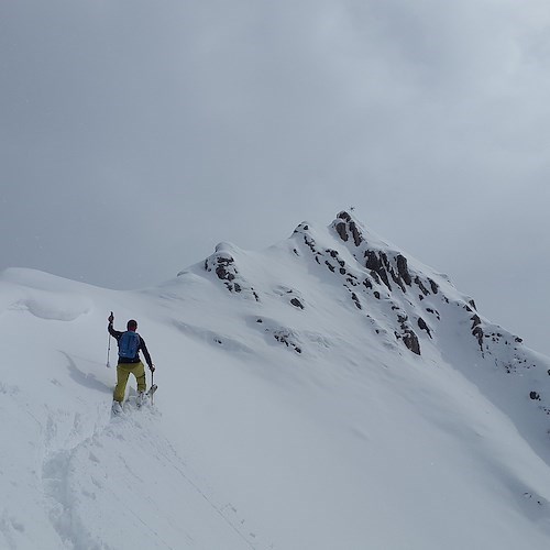 Dramma nel giorno di Natale, scialpinista muore sotto valanga in val Senales