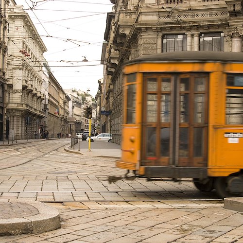 Dramma sfiorato a Milano, 25enne ha un infarto su un tram: infermiere gli salva la vita