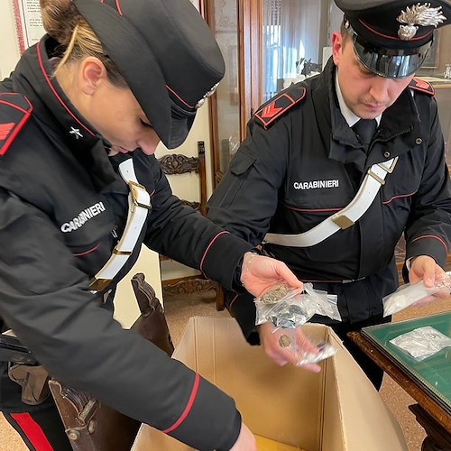 Droga con l'effige di Babbo Natale, arrestate due giovani a Roma