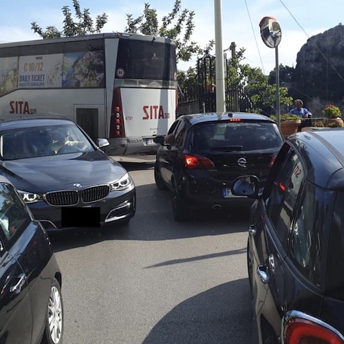 Due giugno in Costiera Amalfitana tra traffico, proteste e bagnanti