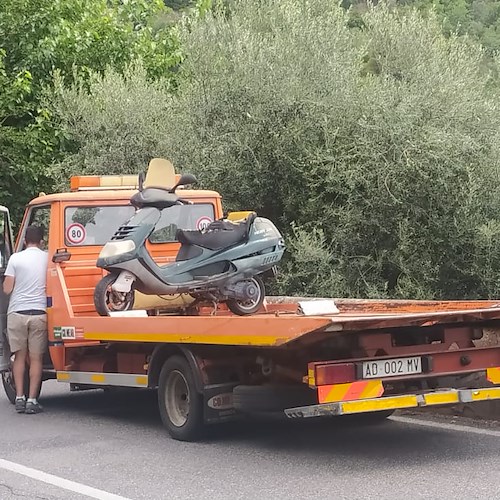 Due scooter abbandonati sulla Ss163 “Amalfitana”: uno senza assicurazione, l’altro con la targa illeggibile