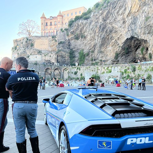 E' arrivato a Maiori il Pullman Azzurro della Polizia di Stato scortato da una Lamborghini Huracan