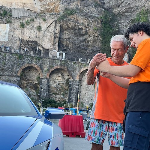 E' arrivato a Maiori il Pullman Azzurro della Polizia di Stato scortato da una Lamborghini Huracan