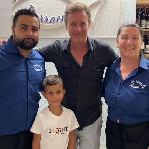 Edward Norton non smette di amare la Costiera Amalfitana: cena all'Antica Trattoria Barracca 