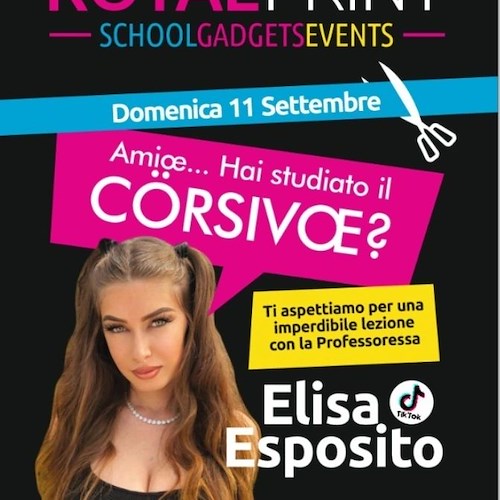 Elisa Esposito a Castellammare di Stabia, lezioni di corsivo con la nota tiktoker 