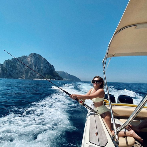 Emma Marrone arriva a Positano, tappa in yacht a Li Galli nel giorno di San Lorenzo