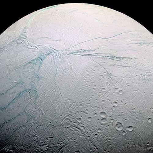 Encelado: dai graffi in superficie getti di acqua salata che aprono nuove prospettive /LA SCOPERTA
