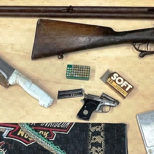 Ercolano, segnalazione tramite l’app Youpol: 46enne trovato in casa con armi e munizioni
