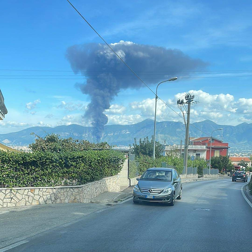 Esplosione in un parcheggio a San Valentino Torio: colonna di fumo nero visibile a decine di chilometri di distanza