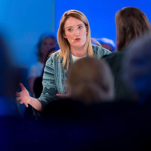 Eurocamera, la presidente Metsola: «Inviare armi pesanti e carri armati all'Ucraina»