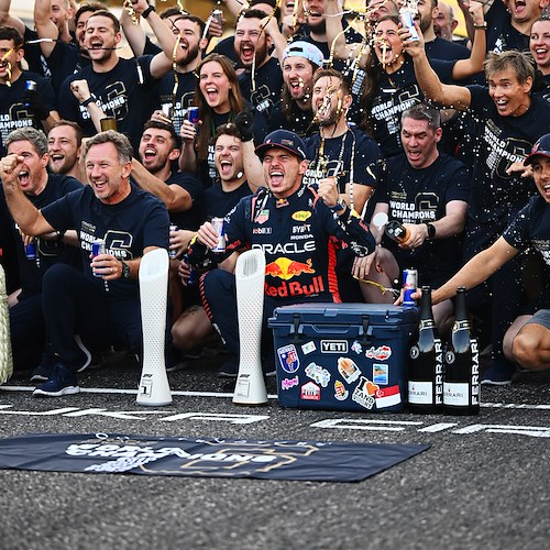 Verstappen e il team Red Bull<br />&copy; pagina FB F1