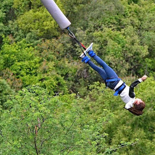 Fa bungee jumping ma la corda si spezza: 33enne muore mentre il marito la riprende. Dramma in Kazakistan