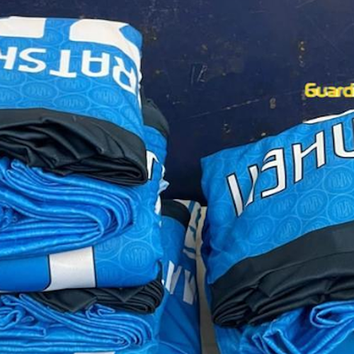 Fabbricavano false magliette del Napoli: maxi-sequestro a Portici, denunciata 37enne
