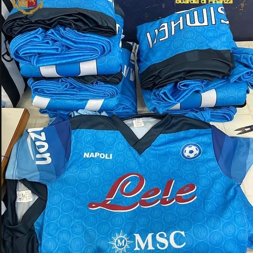 Fabbricavano false magliette del Napoli: maxi-sequestro a Portici, denunciata 37enne