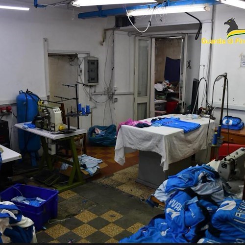 Fabbricavano false magliette del Napoli: maxi-sequestro a Portici, denunciata 37enne
