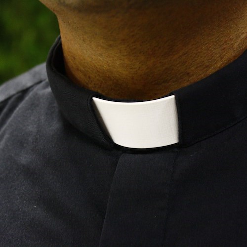 Falso prete chiede offerte davanti alla chiesa di Ottaviano, denunciato
