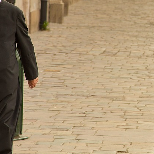 Falso prete chiede offerte davanti alla chiesa di Ottaviano, denunciato