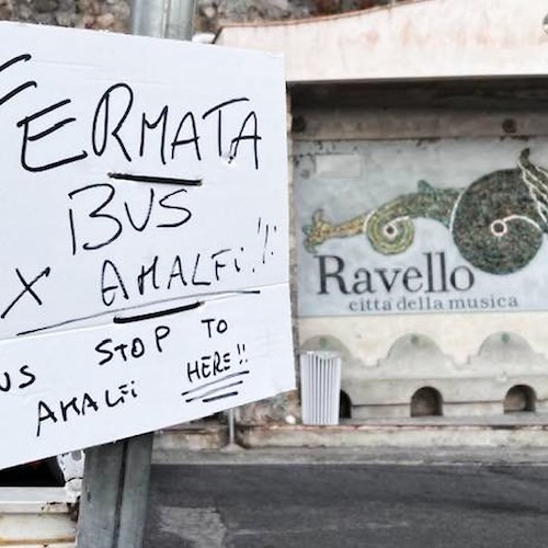“Fermata bus x Amalfi, bus stop to Amalfi here”: curioso cartello apparso al bivio di Castiglione