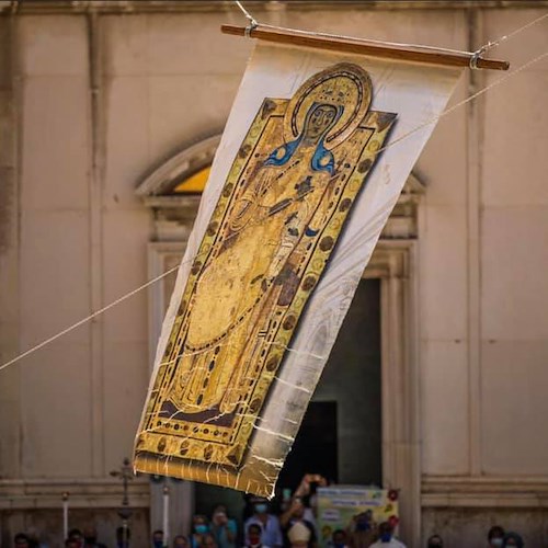 Ferragosto di Fede a Positano. Alzata del quadro alla vigilia, oggi i solenni festeggiamenti per l'Assunzione della Beata Vergine Maria /Foto