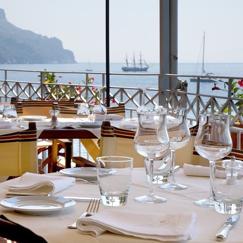 Ferragosto sul mare tra le note di un violino al Ristorante "L'Antica Cartiera" dell'Hotel Marmorata