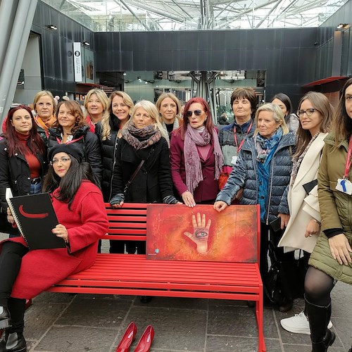 Ferrovie dello Stato, una panchina rossa nella Stazione di Napoli per le donne vittime di violenza e femminicidi