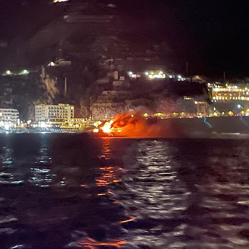 Festa a Maiori, durante spettacolo pirotecnico va a fuoco la piattaforma in mare [FOTO e VIDEO]