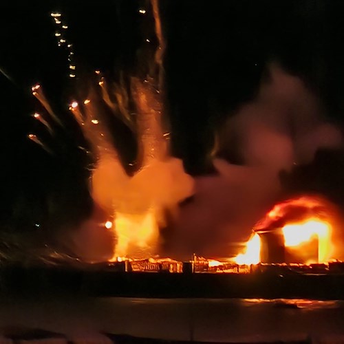 Festa a Maiori, durante spettacolo pirotecnico va a fuoco la piattaforma in mare [FOTO e VIDEO]