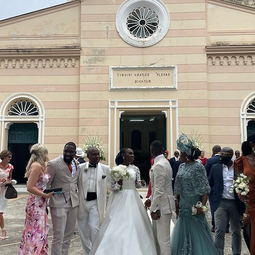 Festa a Montepertuso per Paul & Uju, l'amore trionfa a Positano /foto