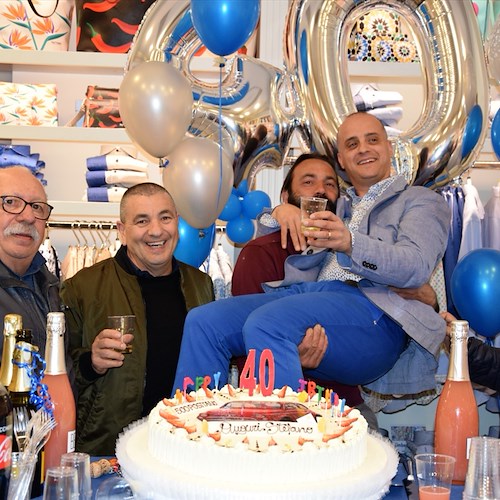 Festa a sorpresa per Stefano Carro che festeggia con gli amici i suoi primi 40 anni /Foto
