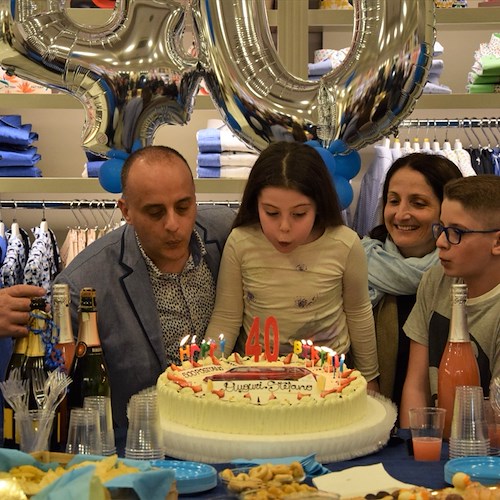 Festa a sorpresa per Stefano Carro che festeggia con gli amici i suoi primi 40 anni /Foto