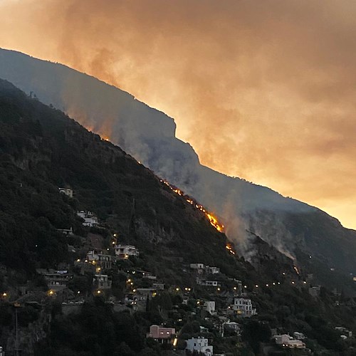 Fiamme a Laurito, nella notte un nuovo incendio in Costiera Amalfitana /Foto /Video