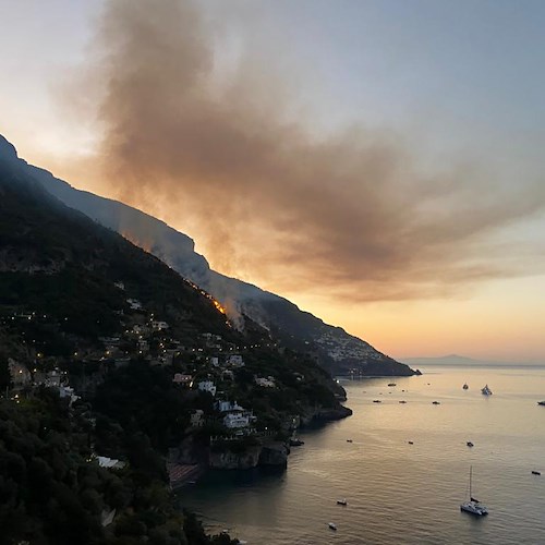 Fiamme a Laurito, nella notte un nuovo incendio in Costiera Amalfitana /Foto /Video