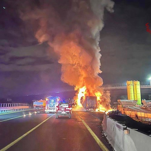 Fiamme alte a Origgio, a fuoco camion carico di farina: vigili del fuoco in azione 