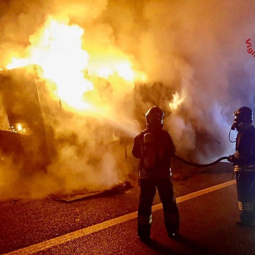 Fiamme alte a Origgio, a fuoco camion carico di farina: vigili del fuoco in azione 