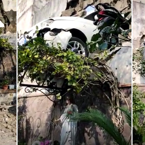Fiat 500 sfonda il muro di una proprietà privata e rimane in bilico sulla statua della Madonna /Foto /Video