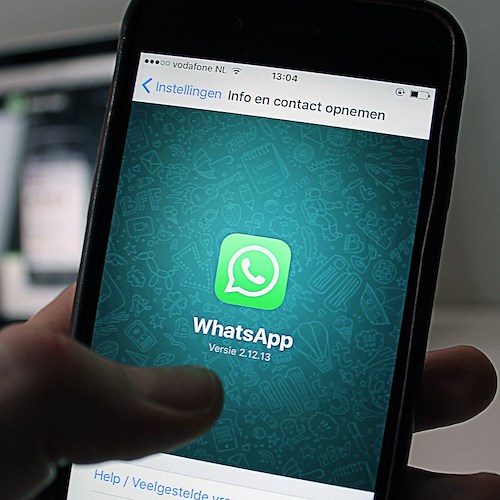 Finge di aver 14 anni per adescare bambine su WhatsApp: uomo arrestato a Milano