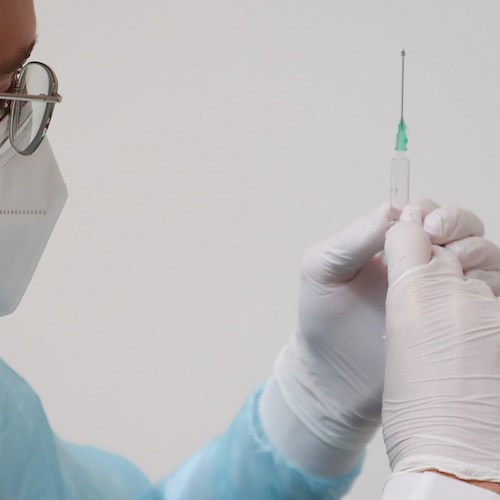 Finge di iniettare vaccino anti Covid al figlio e getta la dose: nei guai infermiera No vax di Roma