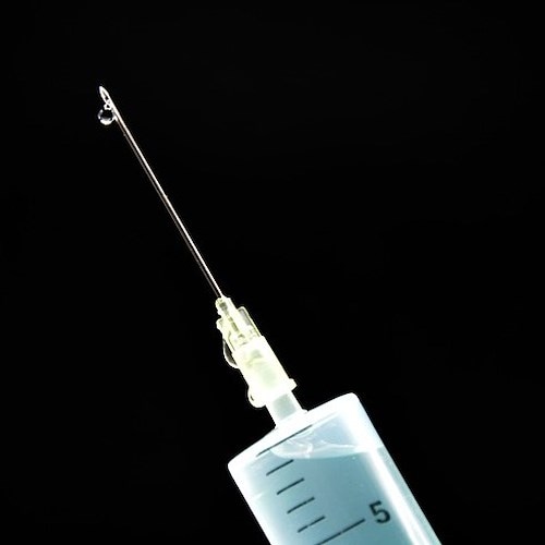 Fingeva di iniettare il vaccino anti-Covid per far ottenere green pass a no vax, denunciata